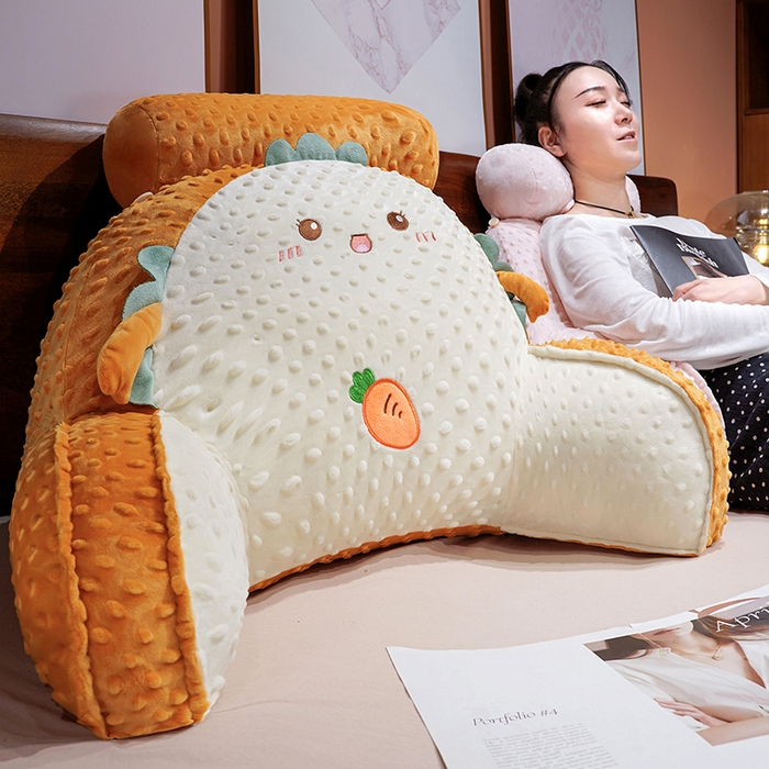 91家纺网 家纺一手货源 找家纺 仟亿莱 2025新款卡通压泡豆豆绒拥抱式腰靠 拥抱豆豆水豚