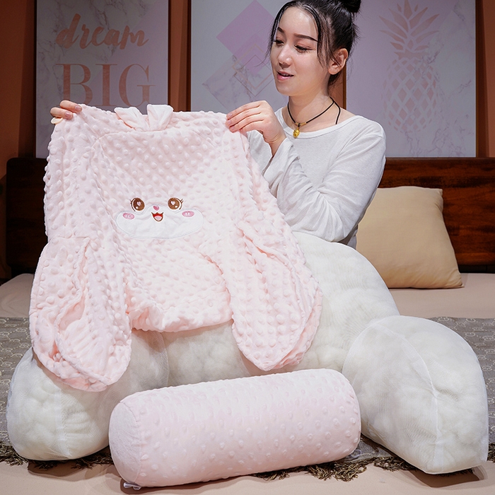 91家纺网 家纺一手货源 找家纺 仟亿莱 2025新款卡通压泡豆豆绒拥抱式腰靠 拥抱豆豆兔子
