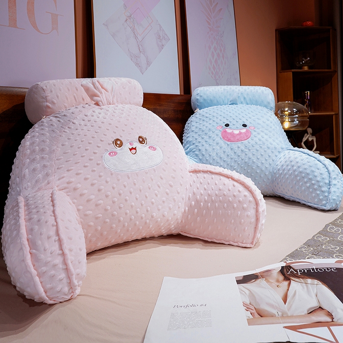 91家纺网 家纺一手货源 找家纺 仟亿莱 2025新款卡通压泡豆豆绒拥抱式腰靠 拥抱豆豆鲨鱼