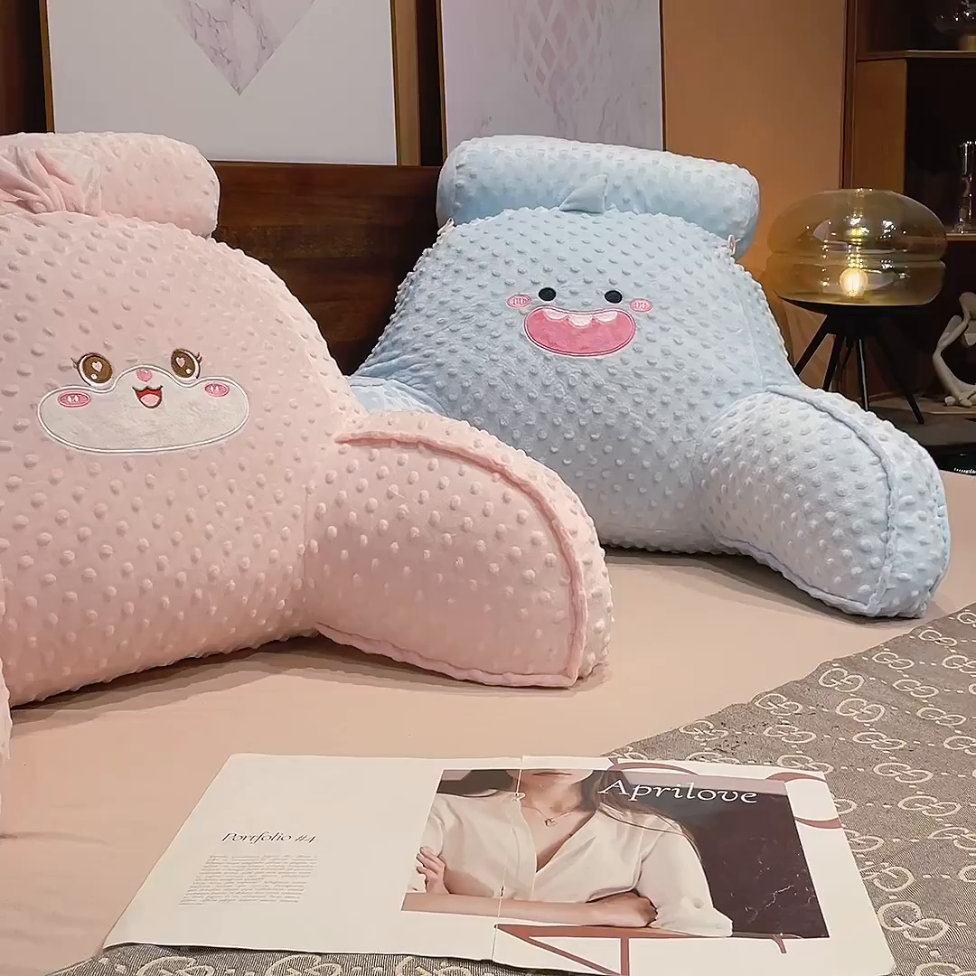 91家纺网 家纺一手货源 找家纺 （总）仟亿莱 2025新款卡通压泡豆豆绒拥抱式腰靠