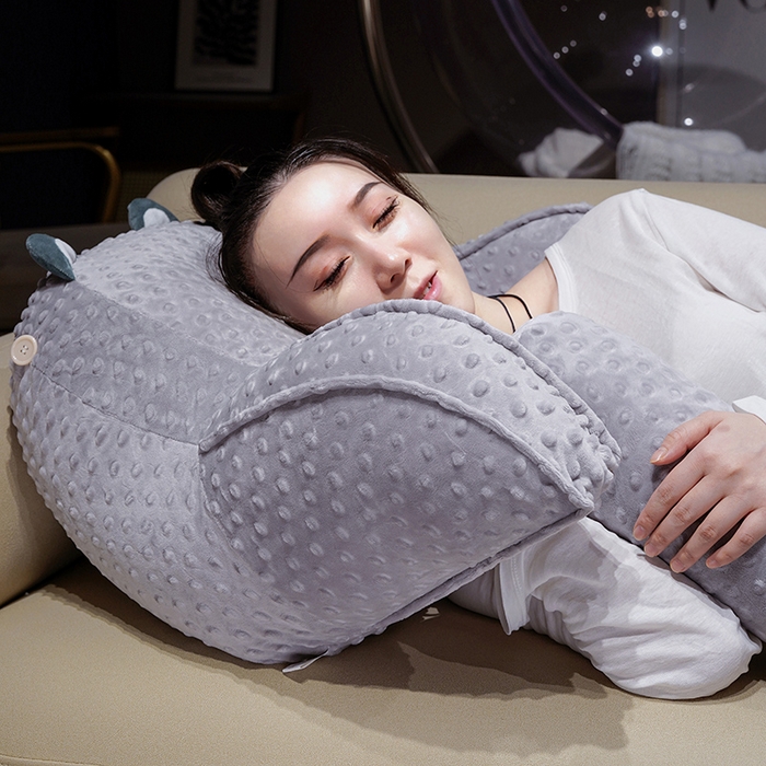 91家纺网 家纺一手货源 找家纺 仟亿莱 2025新款卡通压泡豆豆绒拥抱式腰靠 拥抱豆豆哈士奇