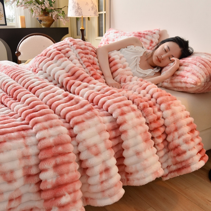 91家纺网 家纺一手货源 找家纺 圣楚家纺 2025秋冬新款保暖亲肤舒适牛奶绒抽条毛毯毯子 樱花粉