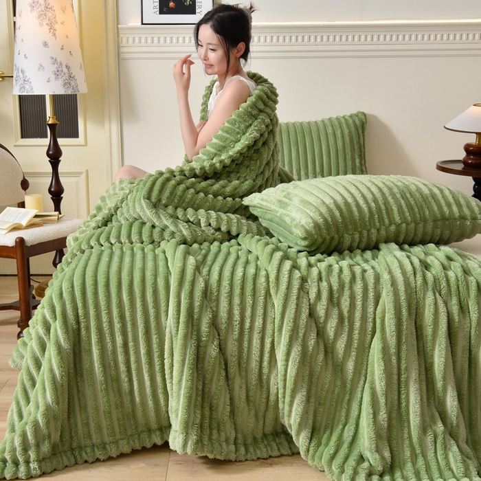 91家纺网 家纺一手货源 找家纺 圣楚家纺 2025秋冬新款保暖亲肤舒适牛奶绒抽条毛毯毯子 抹茶