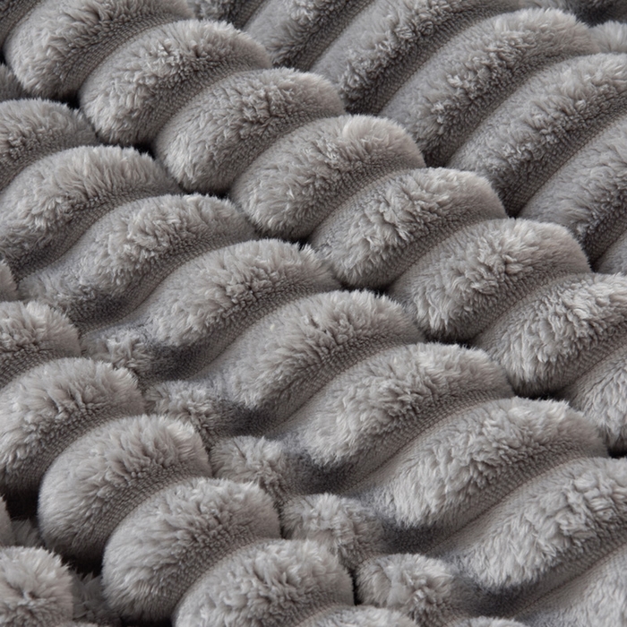 91家纺网 家纺一手货源 找家纺 圣楚家纺 2025秋冬新款保暖亲肤舒适牛奶绒抽条毛毯毯子 灰色