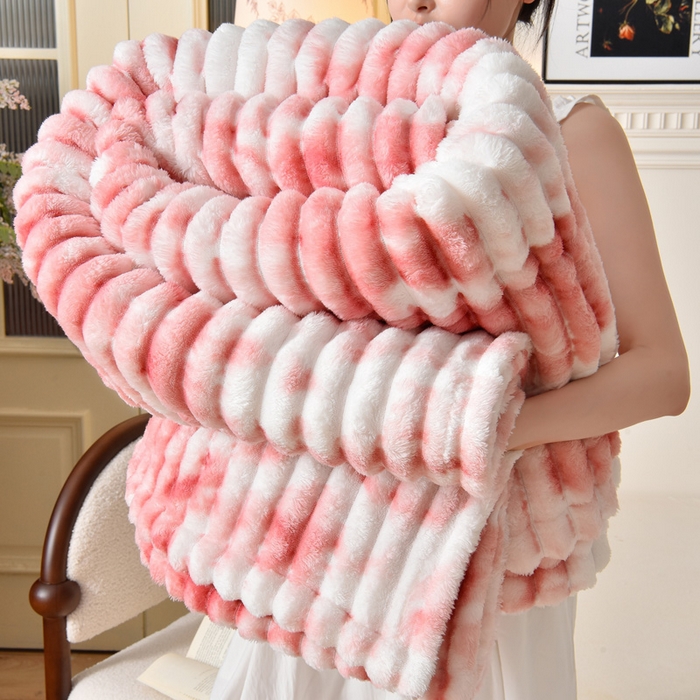 91家纺网 家纺一手货源 找家纺 圣楚家纺 2025秋冬新款保暖亲肤舒适牛奶绒抽条毛毯毯子 樱花粉