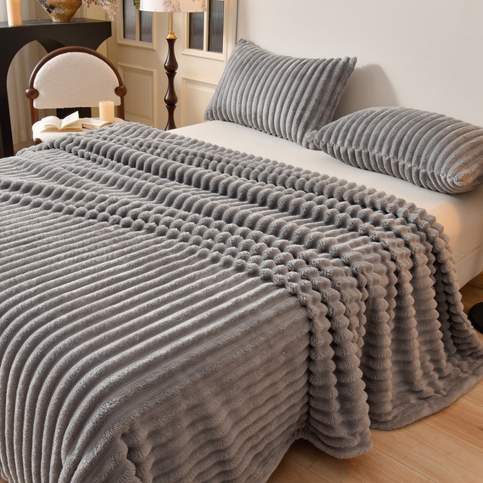 91家纺网 家纺一手货源 找家纺 圣楚家纺 2025秋冬新款保暖亲肤舒适牛奶绒抽条毛毯毯子 灰色