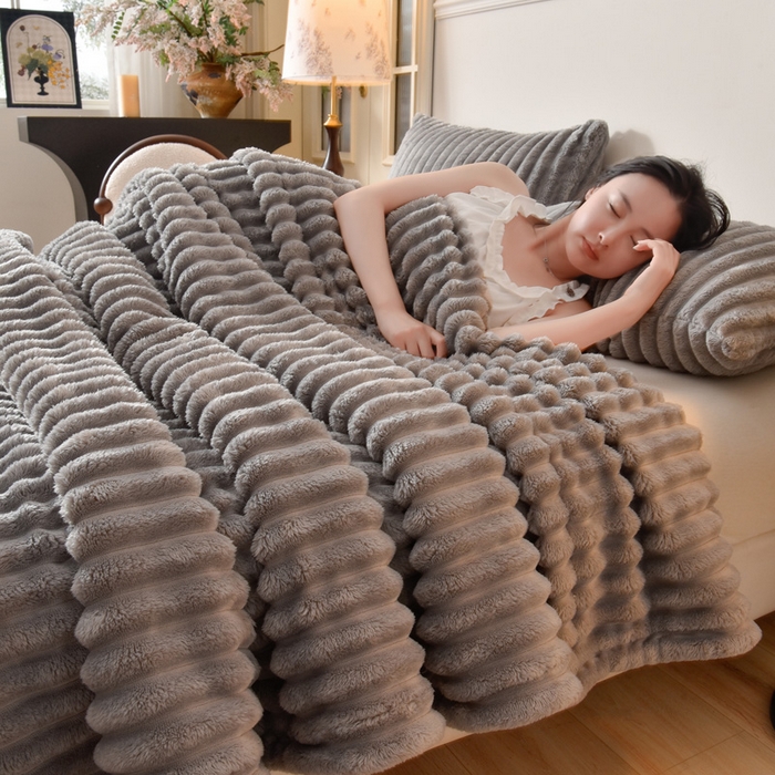 91家纺网 家纺一手货源 找家纺 圣楚家纺 2025秋冬新款保暖亲肤舒适牛奶绒抽条毛毯毯子 灰色