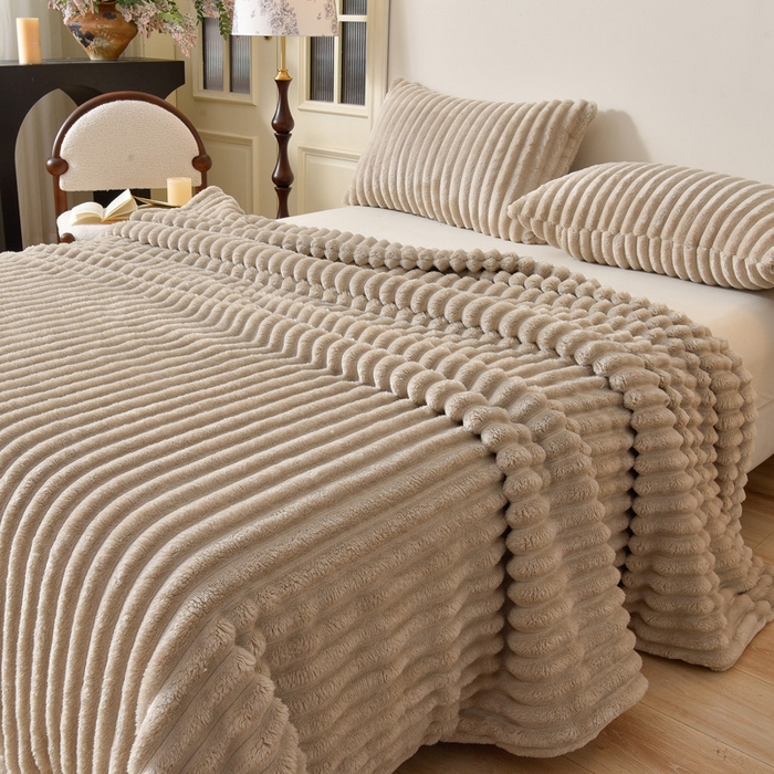 91家纺网 家纺一手货源 找家纺 圣楚家纺 2025秋冬新款保暖亲肤舒适牛奶绒抽条毛毯毯子 卡其