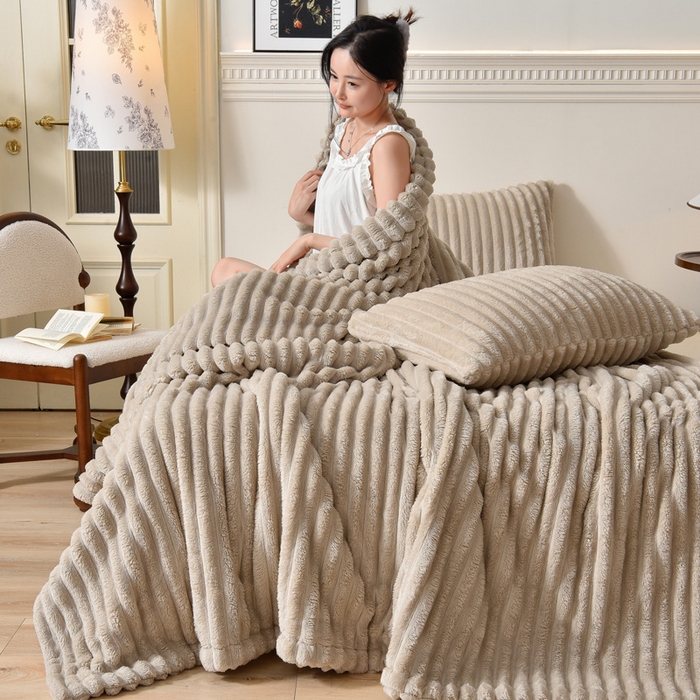 91家纺网 家纺一手货源 找家纺 圣楚家纺 2025秋冬新款保暖亲肤舒适牛奶绒抽条毛毯毯子 卡其