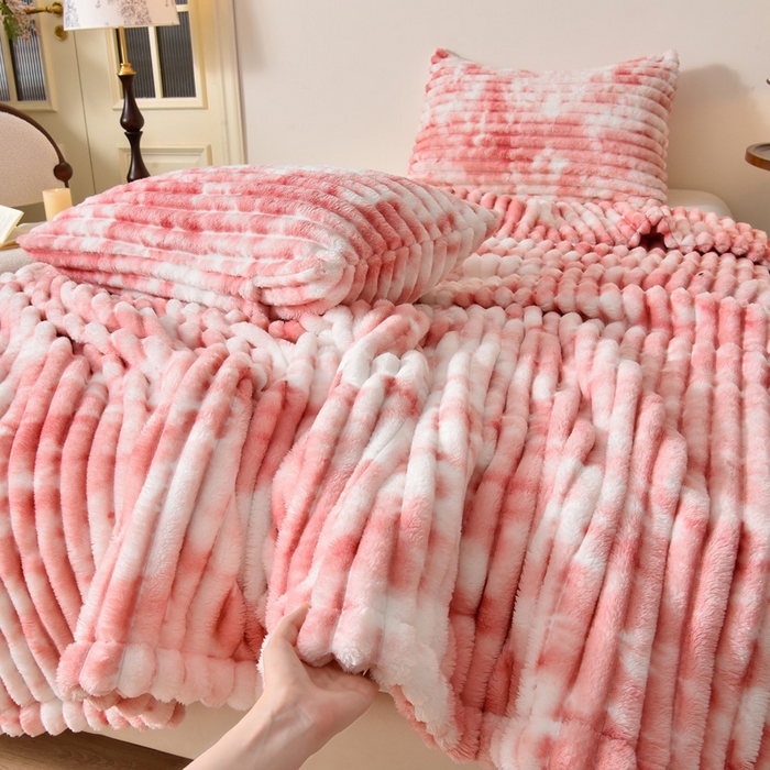 91家纺网 家纺一手货源 找家纺 圣楚家纺 2025秋冬新款保暖亲肤舒适牛奶绒抽条毛毯毯子 樱花粉