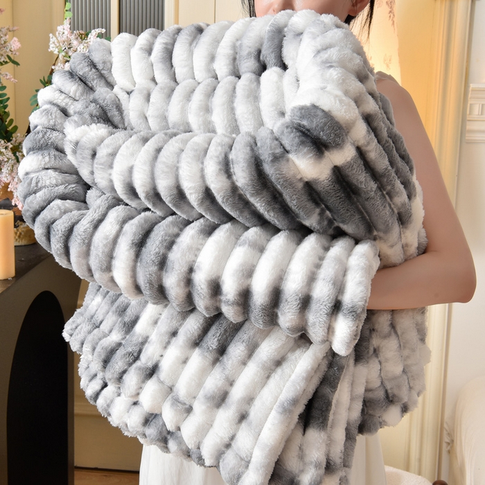 91家纺网 家纺一手货源 找家纺 圣楚家纺 2025秋冬新款保暖亲肤舒适牛奶绒抽条毛毯毯子 水墨灰