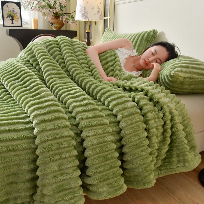 91家纺网 家纺一手货源 找家纺 圣楚家纺 2025秋冬新款保暖亲肤舒适牛奶绒抽条毛毯毯子 抹茶