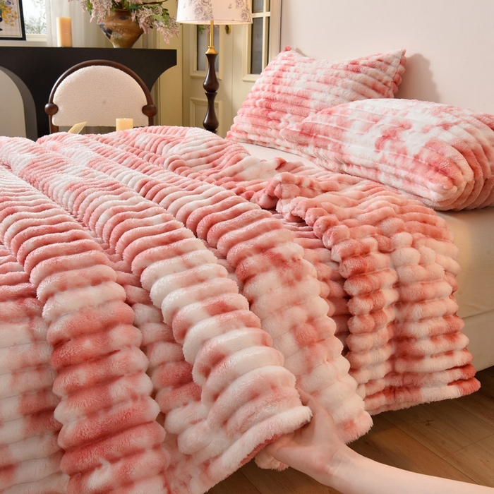 91家纺网 家纺一手货源 找家纺 圣楚家纺 2025秋冬新款保暖亲肤舒适牛奶绒抽条毛毯毯子 樱花粉