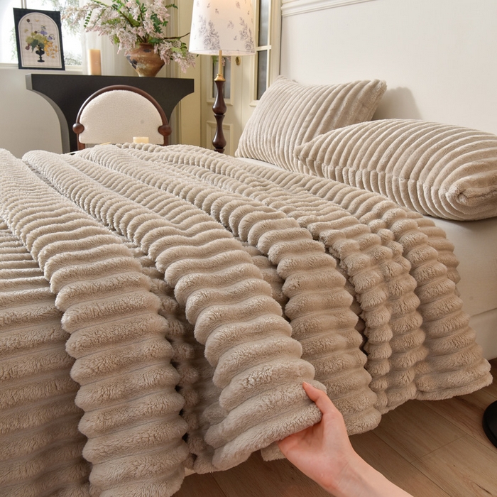91家纺网 家纺一手货源 找家纺 圣楚家纺 2025秋冬新款保暖亲肤舒适牛奶绒抽条毛毯毯子 卡其