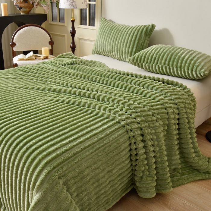 91家纺网 家纺一手货源 找家纺 圣楚家纺 2025秋冬新款保暖亲肤舒适牛奶绒抽条毛毯毯子 抹茶