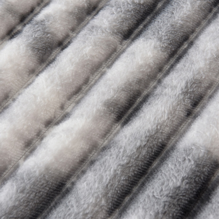 91家纺网 家纺一手货源 找家纺 圣楚家纺 2025秋冬新款保暖亲肤舒适牛奶绒抽条毛毯毯子 水墨灰