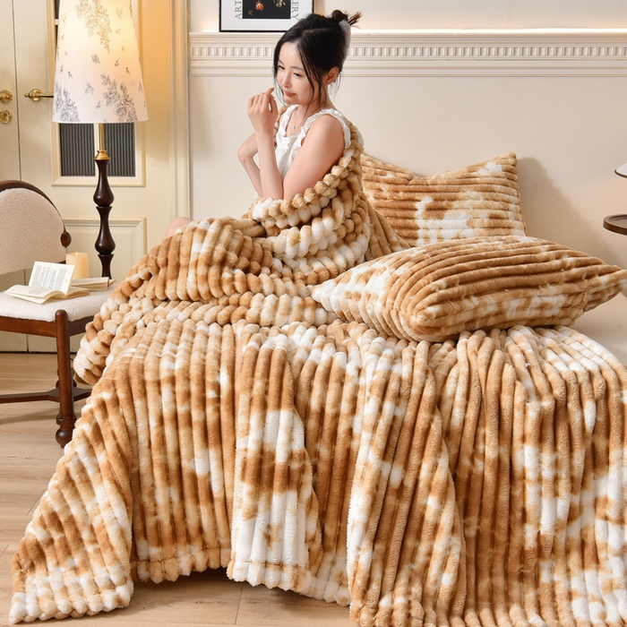 91家纺网 家纺一手货源 找家纺 圣楚家纺 2025秋冬新款保暖亲肤舒适牛奶绒抽条毛毯毯子 暖心咖