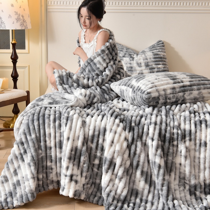 91家纺网 家纺一手货源 找家纺 圣楚家纺 2025秋冬新款保暖亲肤舒适牛奶绒抽条毛毯毯子 水墨灰