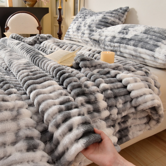 91家纺网 家纺一手货源 找家纺 圣楚家纺 2025秋冬新款保暖亲肤舒适牛奶绒抽条毛毯毯子 水墨灰