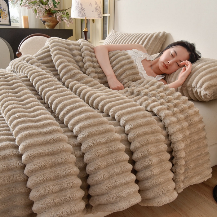 91家纺网 家纺一手货源 找家纺 圣楚家纺 2025秋冬新款保暖亲肤舒适牛奶绒抽条毛毯毯子 卡其