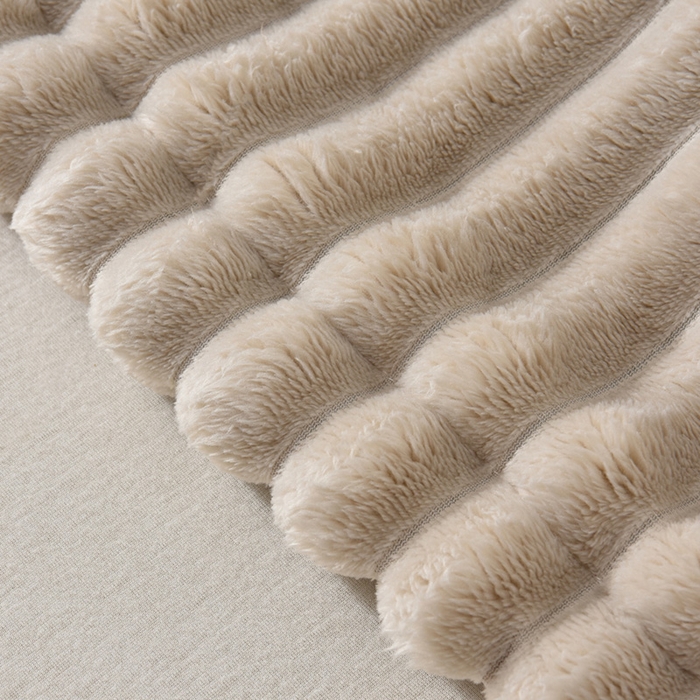 91家纺网 家纺一手货源 找家纺 圣楚家纺 2025秋冬新款保暖亲肤舒适牛奶绒抽条毛毯毯子 卡其