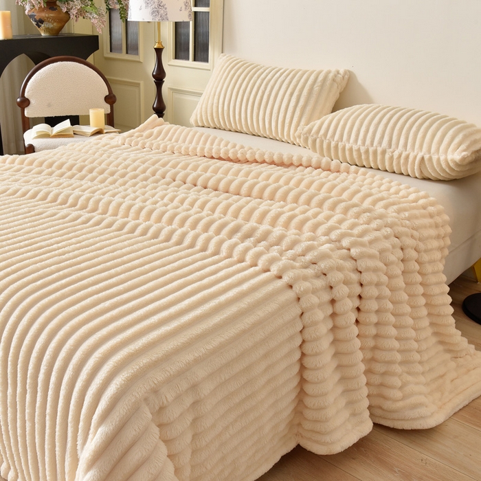 91家纺网 家纺一手货源 找家纺 圣楚家纺 2025秋冬新款保暖亲肤舒适牛奶绒抽条毛毯毯子 奶白