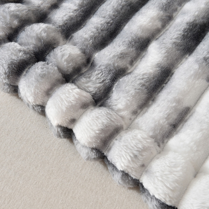 91家纺网 家纺一手货源 找家纺 圣楚家纺 2025秋冬新款保暖亲肤舒适牛奶绒抽条毛毯毯子 水墨灰