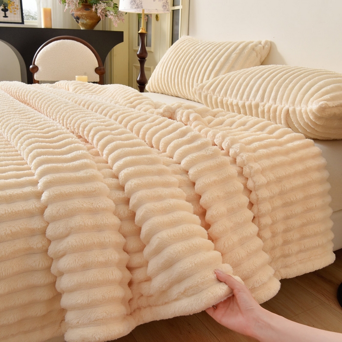 91家纺网 家纺一手货源 找家纺 圣楚家纺 2025秋冬新款保暖亲肤舒适牛奶绒抽条毛毯毯子 奶白