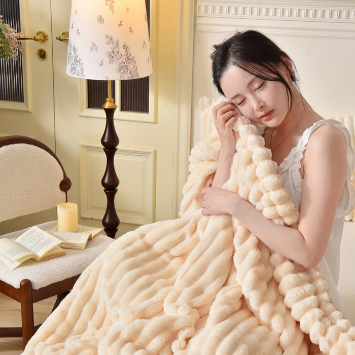 91家纺网 家纺一手货源 找家纺 圣楚家纺 2025秋冬新款保暖亲肤舒适牛奶绒抽条毛毯毯子 奶白