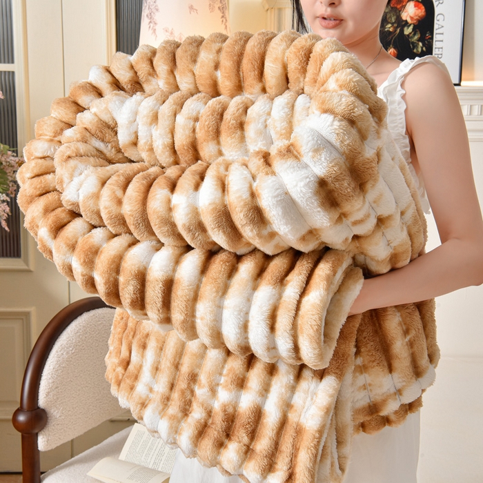 91家纺网 家纺一手货源 找家纺 圣楚家纺 2025秋冬新款保暖亲肤舒适牛奶绒抽条毛毯毯子 暖心咖