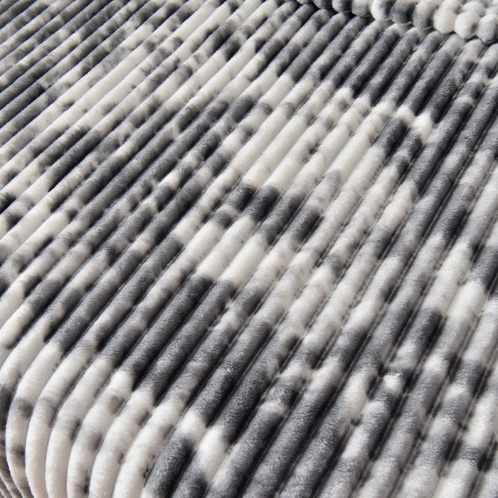 91家纺网 家纺一手货源 找家纺 圣楚家纺 2025秋冬新款保暖亲肤舒适牛奶绒抽条毛毯毯子 水墨灰