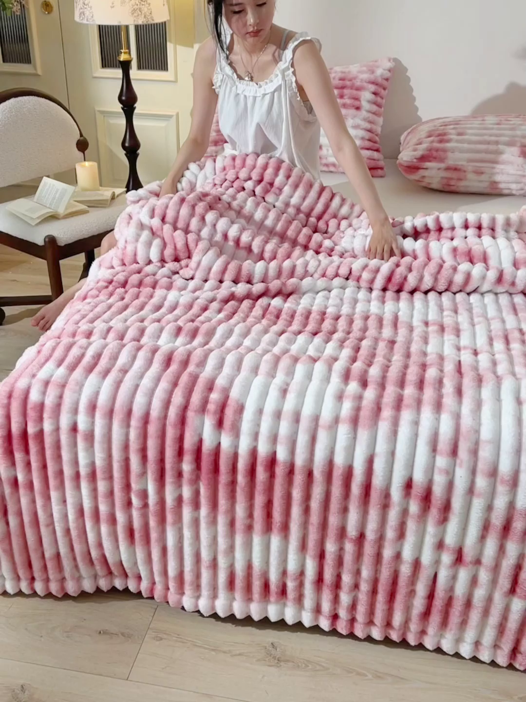 91家纺网 家纺一手货源 找家纺 圣楚家纺 2025秋冬新款保暖亲肤舒适牛奶绒抽条毛毯毯子 樱花粉