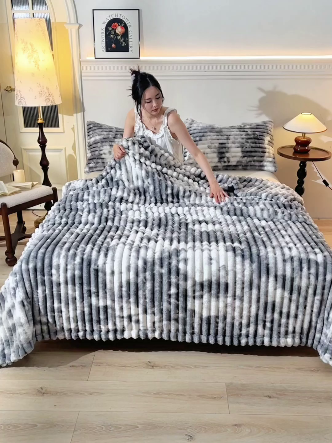 91家纺网 家纺一手货源 找家纺 圣楚家纺 2025秋冬新款保暖亲肤舒适牛奶绒抽条毛毯毯子 水墨灰