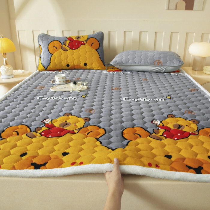 91家纺网 家纺一手货源 找家纺 （总）情煊家纺 2025新款A类牛奶绒印花夹棉床垫