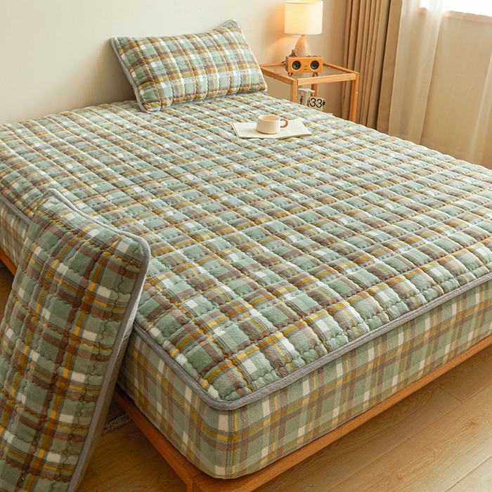 91家纺网 家纺一手货源 找家纺 澳梵家居 2025新款无印风牛奶绒夹棉床笠 草绿黄格纹