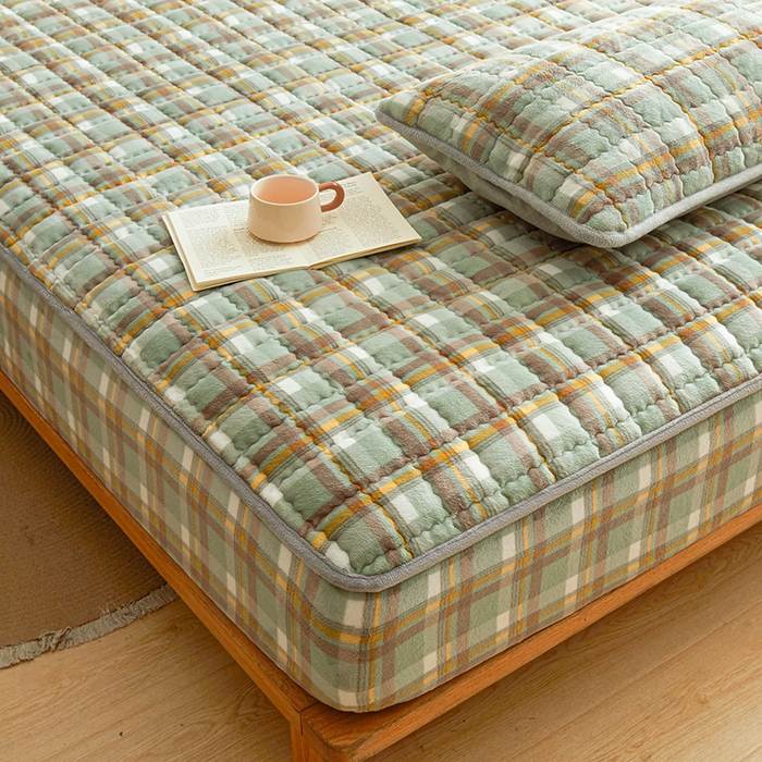 91家纺网 家纺一手货源 找家纺 澳梵家居 2025新款无印风牛奶绒夹棉床笠 草绿黄格纹