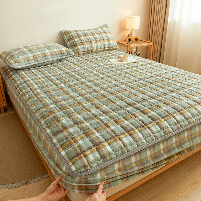 91家纺网 家纺一手货源 找家纺 澳梵家居 2025新款无印风牛奶绒夹棉床笠 草绿黄格纹