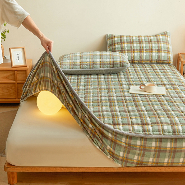 91家纺网 家纺一手货源 找家纺 澳梵家居 2025新款无印风牛奶绒夹棉床笠 草绿黄格纹