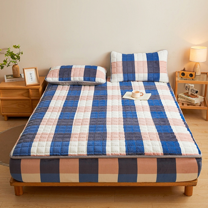 91家纺网 家纺一手货源 找家纺 澳梵家居 2025新款无印风牛奶绒夹棉床笠 蓝粉格调