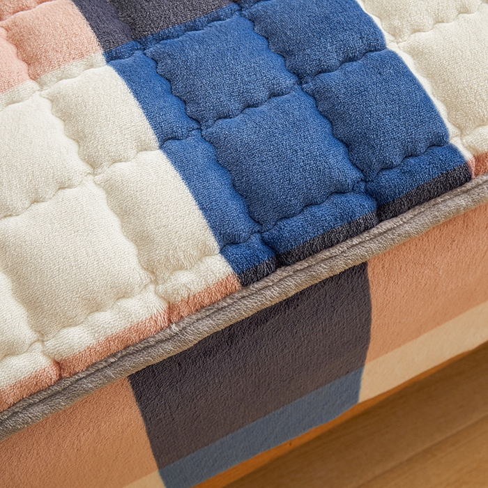 91家纺网 家纺一手货源 找家纺 澳梵家居 2025新款无印风牛奶绒夹棉床笠 蓝粉格调