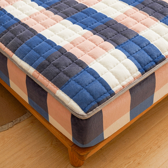 91家纺网 家纺一手货源 找家纺 澳梵家居 2025新款无印风牛奶绒夹棉床笠 蓝粉格调