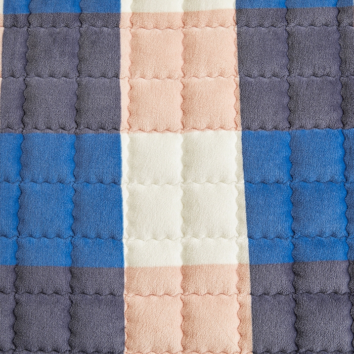 91家纺网 家纺一手货源 找家纺 澳梵家居 2025新款无印风牛奶绒夹棉床笠 蓝粉格调