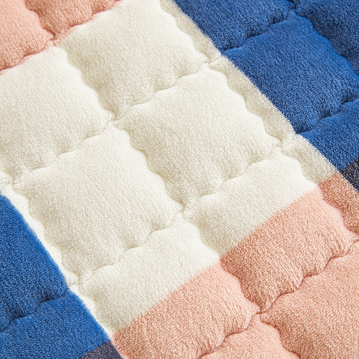 91家纺网 家纺一手货源 找家纺 澳梵家居 2025新款无印风牛奶绒夹棉床笠 蓝粉格调