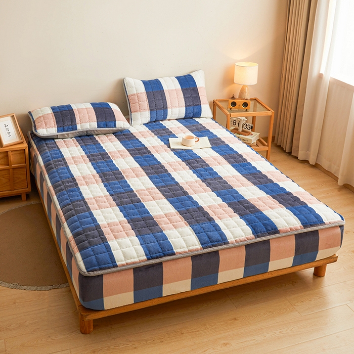 91家纺网 家纺一手货源 找家纺 澳梵家居 2025新款无印风牛奶绒夹棉床笠 蓝粉格调