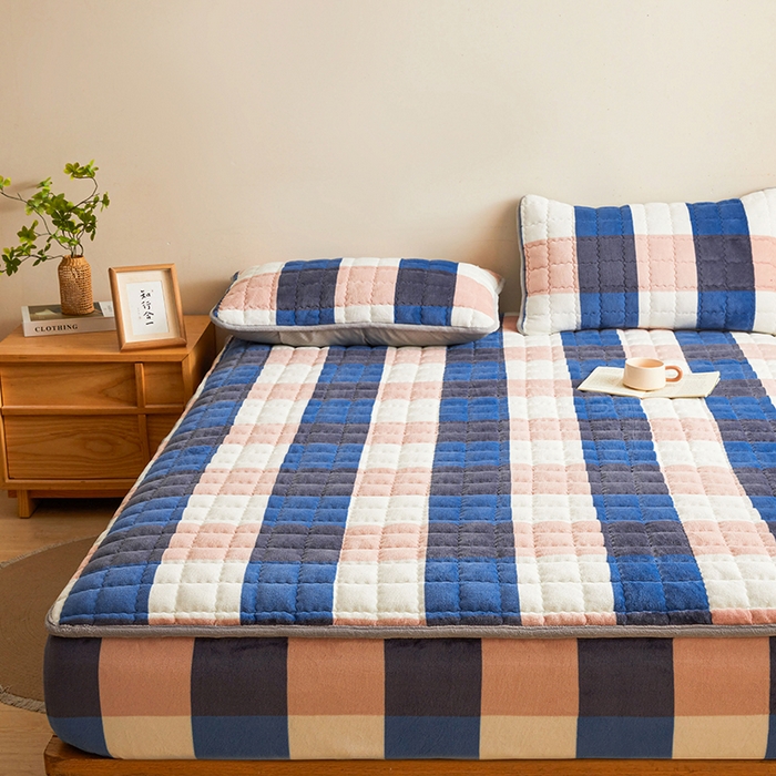 91家纺网 家纺一手货源 找家纺 澳梵家居 2025新款无印风牛奶绒夹棉床笠 蓝粉格调