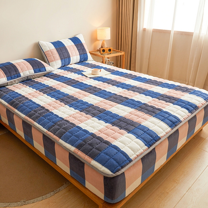 91家纺网 家纺一手货源 找家纺 澳梵家居 2025新款无印风牛奶绒夹棉床笠 蓝粉格调