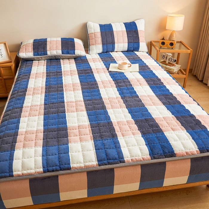 91家纺网 家纺一手货源 找家纺 澳梵家居 2025新款无印风牛奶绒夹棉床笠 蓝粉格调