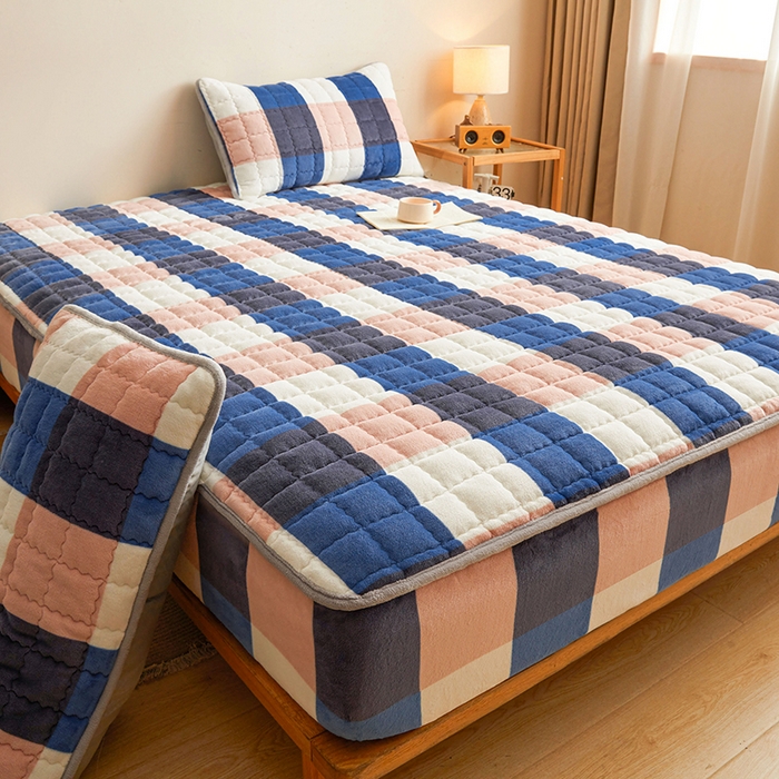 91家纺网 家纺一手货源 找家纺 澳梵家居 2025新款无印风牛奶绒夹棉床笠 蓝粉格调