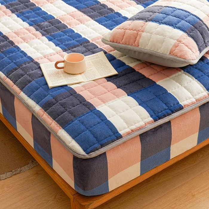 91家纺网 家纺一手货源 找家纺 澳梵家居 2025新款无印风牛奶绒夹棉床笠 蓝粉格调