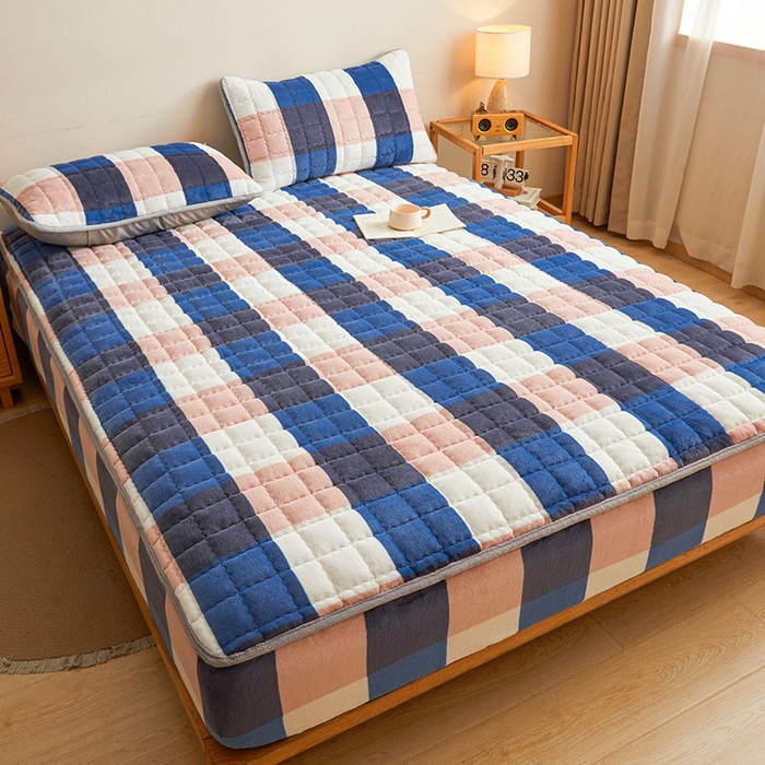 91家纺网 家纺一手货源 找家纺 澳梵家居 2025新款无印风牛奶绒夹棉床笠 蓝粉格调